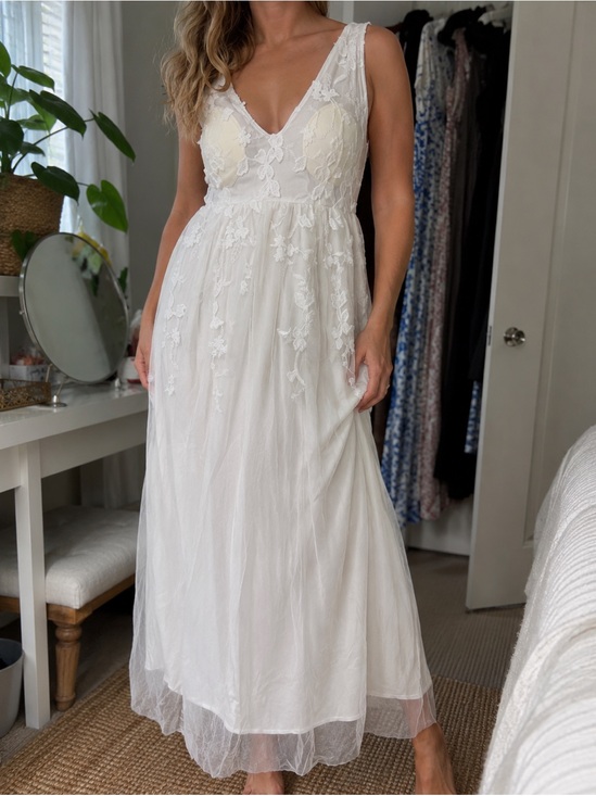 Dresses & Skirts - White Lace Applique Tulle‎ Maxi Dress V-Neck Sleeveless Floral Bridal Gown